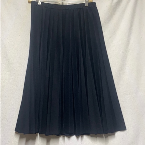 Perry Dresses & Skirts - Pretty black skirt